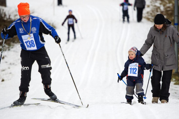 Barn som åker skidor.