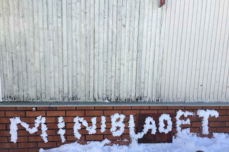 På en tegelvägg står det MINIBLADET i snöskrift.