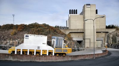 En bil fraktar avfall från kärnkraftverk.