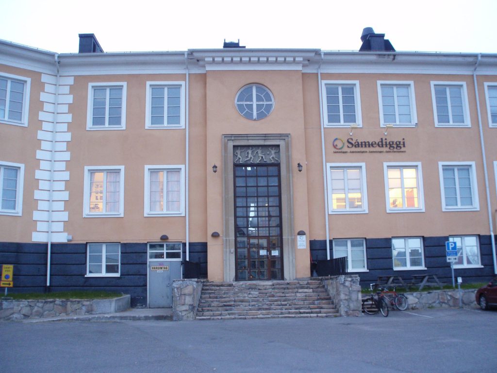 Bild på sametingets byggnad.